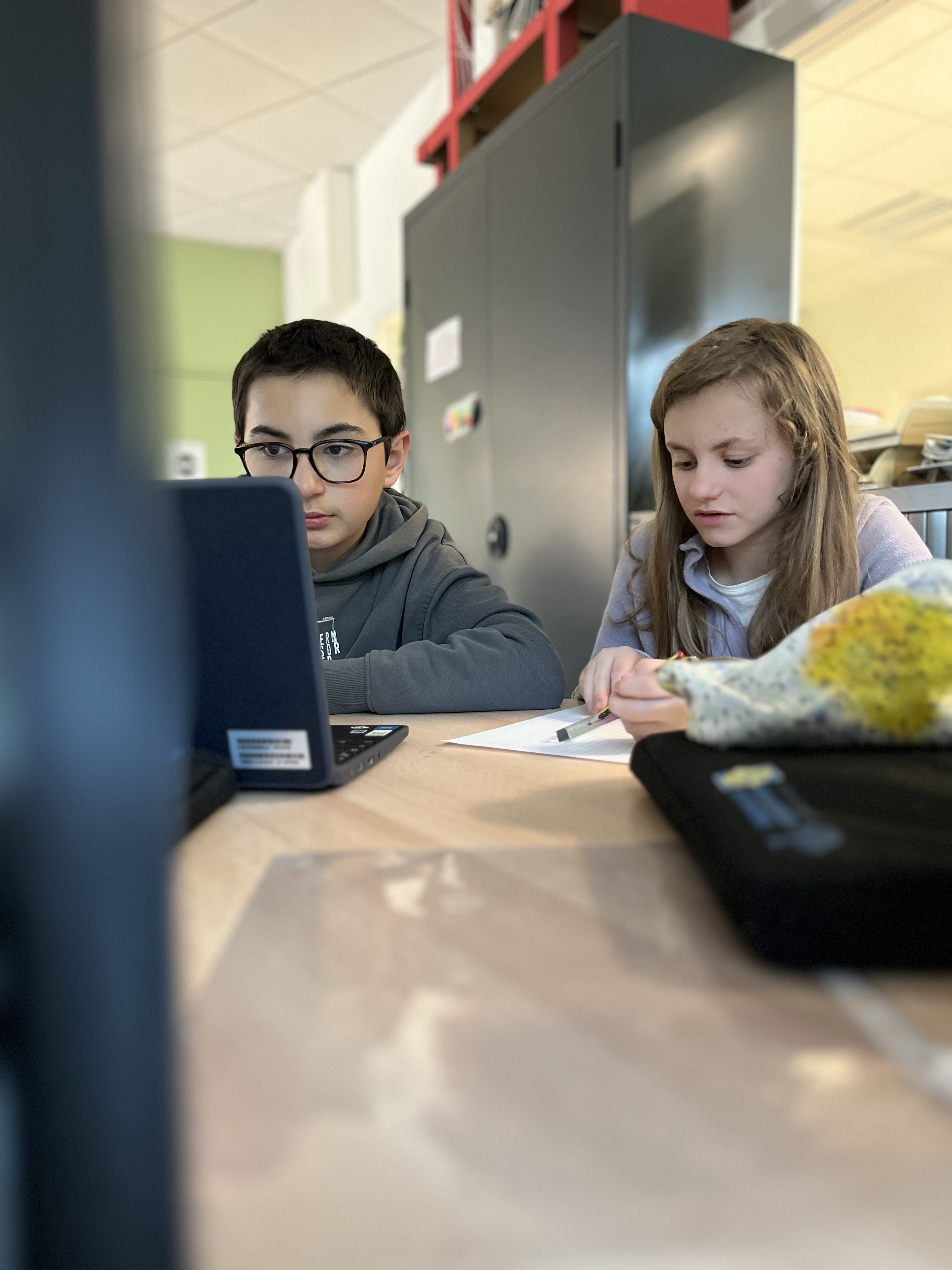 Theïs AUDE et Violette BACONNIER au travail